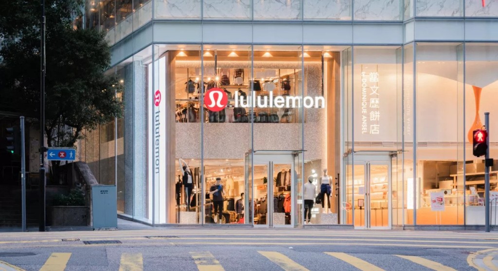 lululemon 是運動服飾界的名牌，出品的瑜伽褲及Sports Bra 深受女性歡迎。